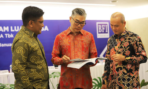 Dari ki-ka : Direktur Transformasi BFI Finance Goklas -  Presiden Direktur BFI Finance Sutadi (2025-2028) - Direktur Keuangan BFI Finance Sudjono berbincang usai RUPSLB BFI Finance, 30 Januari 2025. Foto : Panji Asmoro/TrenAsia