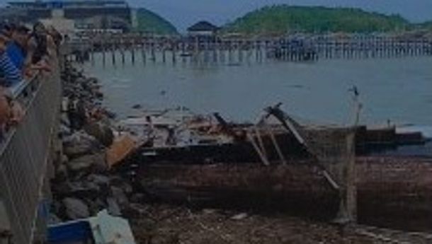 Angin Kencang dan Gelombang Tinggi Hantam Kapal Pinisi di Labuan Bajo Hingga Pecah Berantakan 