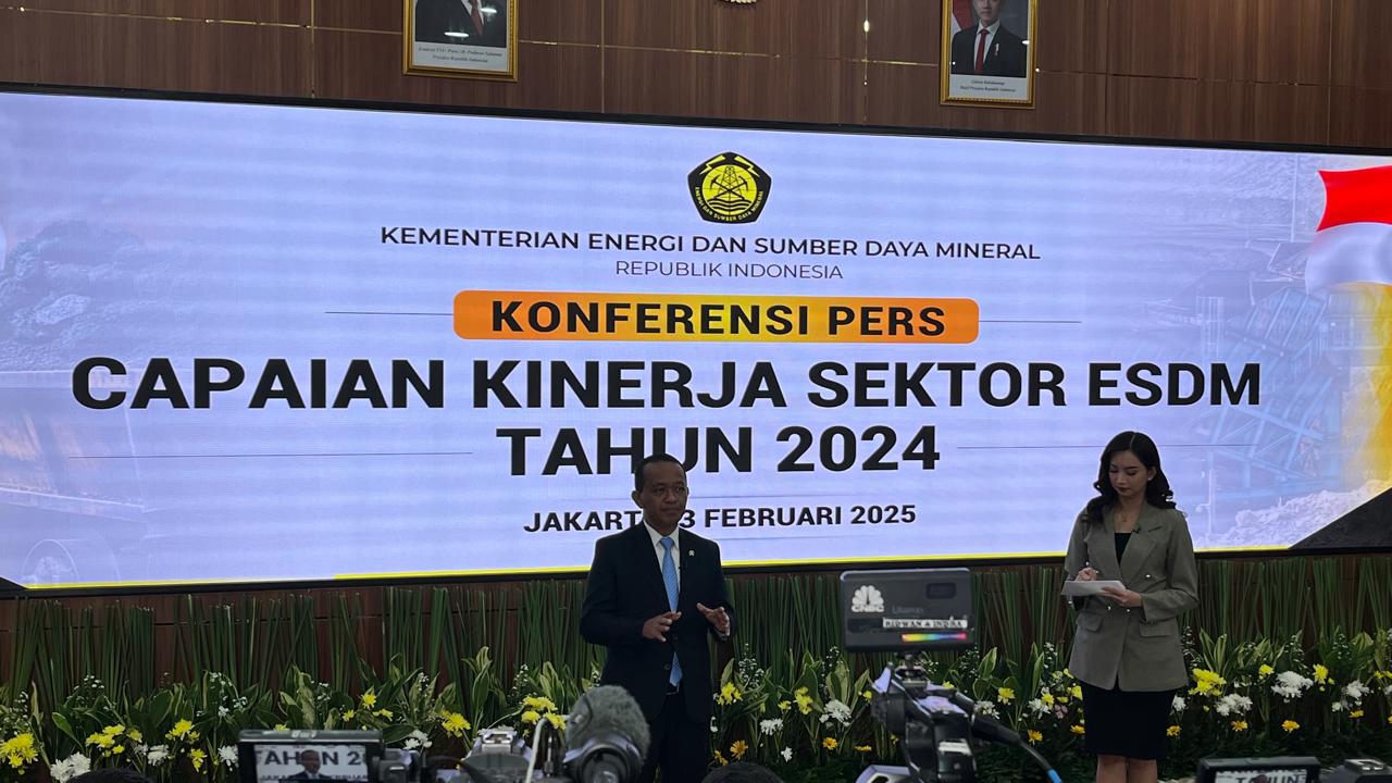 Menteri Energi dan Sumber Daya Mineral (ESDM) Bahlil Lahadalia dalam konferensi pers capaian kinerja Kementerian ESDM Tahun 2024 di Kantor Kementerian ESDM, Jakarta pada Senin, 3 Februari 2025.