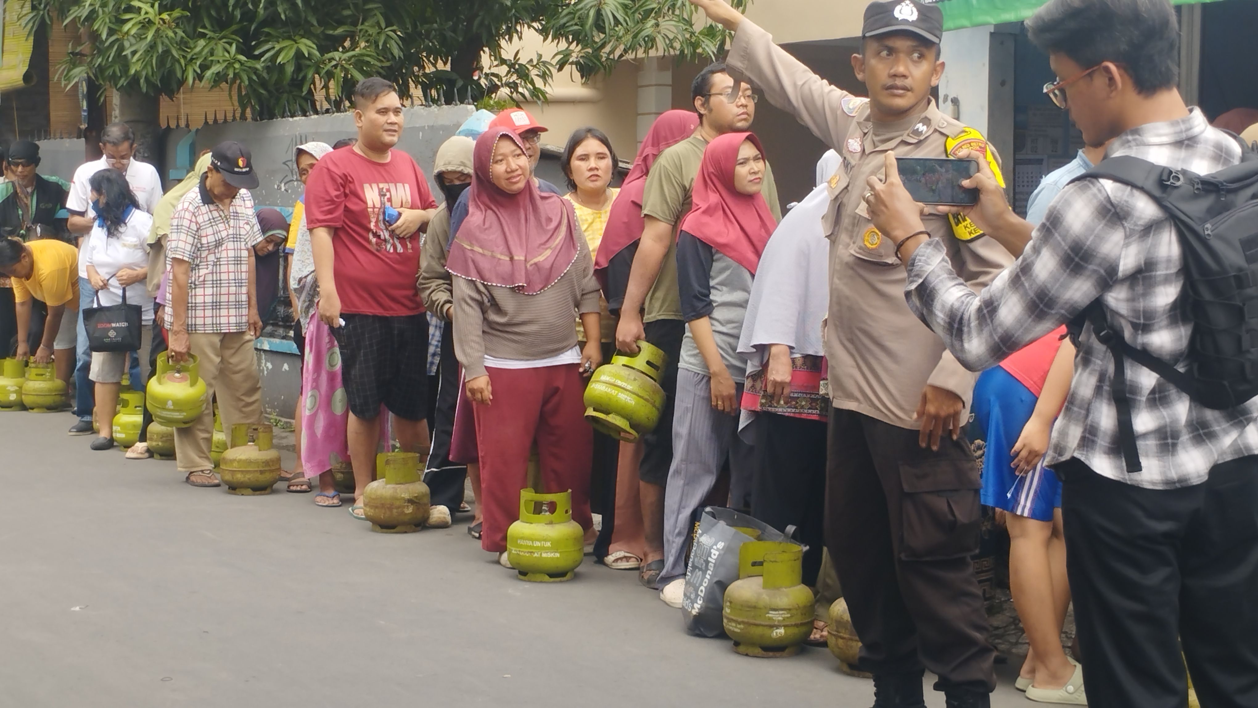 Antrian Warga membeli LPG 3 Kg di Pangkalan LPG  Depok, Jawa Barat pada Selasa, 4 Februari 2025.