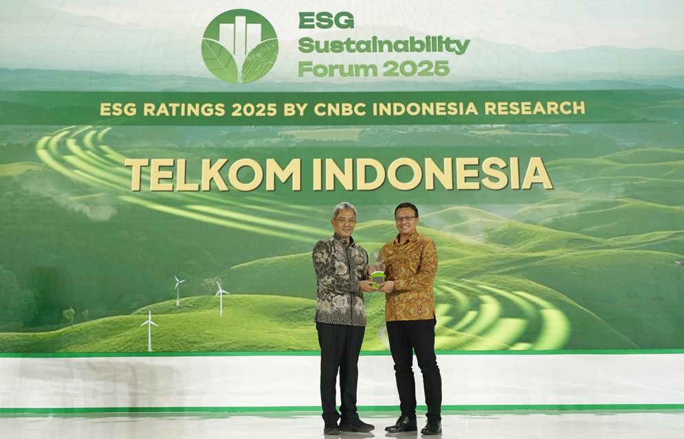 Deputi Bidang Tata Lingkungan Hidup dan SDA Berkelanjutan BPLH Sigit Reliantoro (kiri) menyerahkan penghargaan ESG Sustainability Ratings 2025 kepada VP Sustainability Telkom Gunawan Wasisto Ciptaning Andri di auditorium Menara Bank Mega, Jakarta