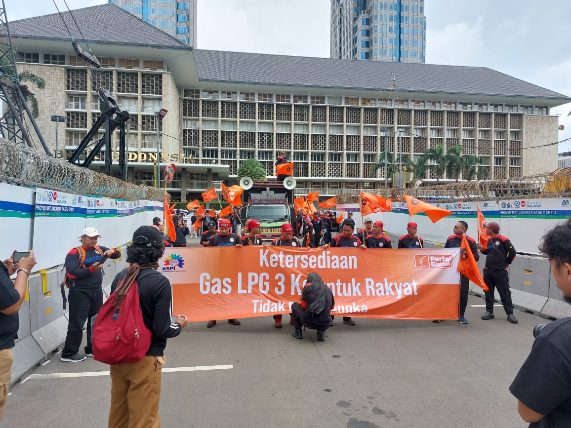 Konfederasi Serikat Pekerja Indonesia (KSPI) dan Partai Buruh menggelar aksi unjuk rasa atau demonstrasi terkait dengan sengkarut LPG 3 Kg di Kementerian Energi dan Sumber Daya Mineral (ESDM), Rabu 5 Februari 2025.