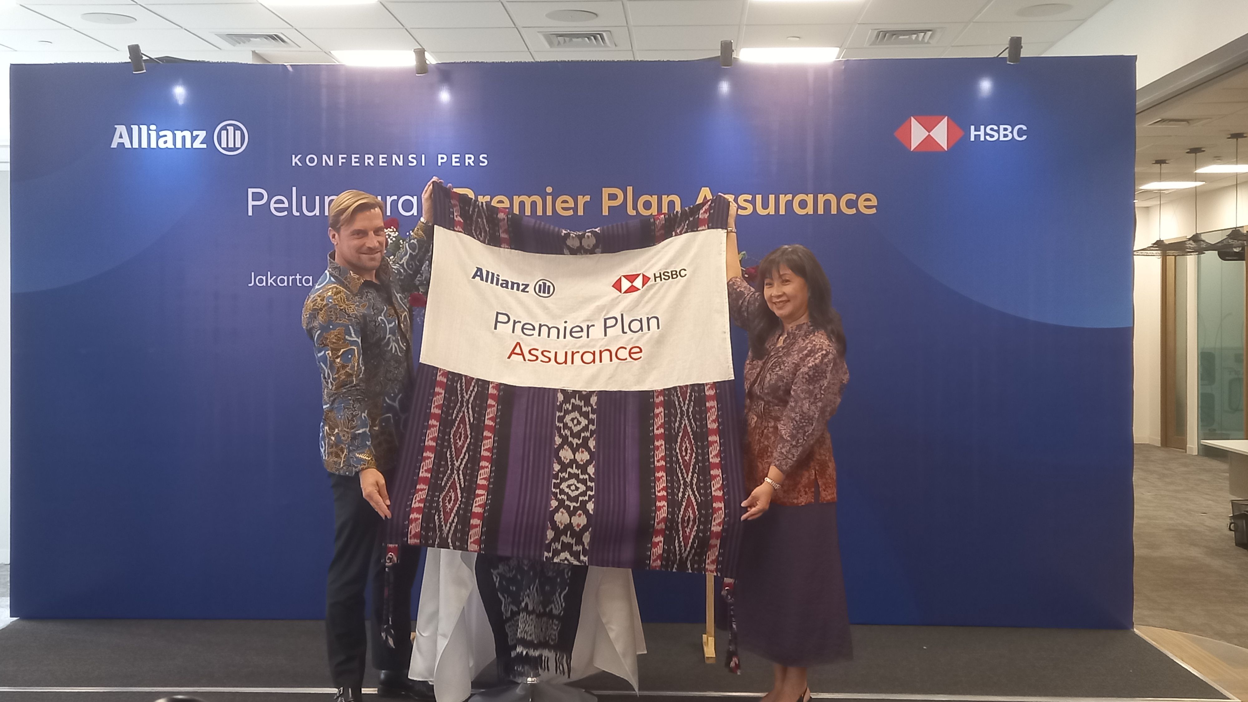 PT Asuransi Allianz Life Indonesia ("Allianz Life") dan PT Bank HSBC Indonesia ("HSBC Indonesia") memperkuat kemitraan strategis dalam menghadirkan solusi asuransi bagi nasabah Premier HSBC. Dengan tujuan untuk membantu nasabah mencapai perencanaan keuangan pribadi dan keluarga melalui produk perlindungan yang berkelanjutan, Allianz Life dan HSBC meluncurkan produk Premier Plan Assurance.
