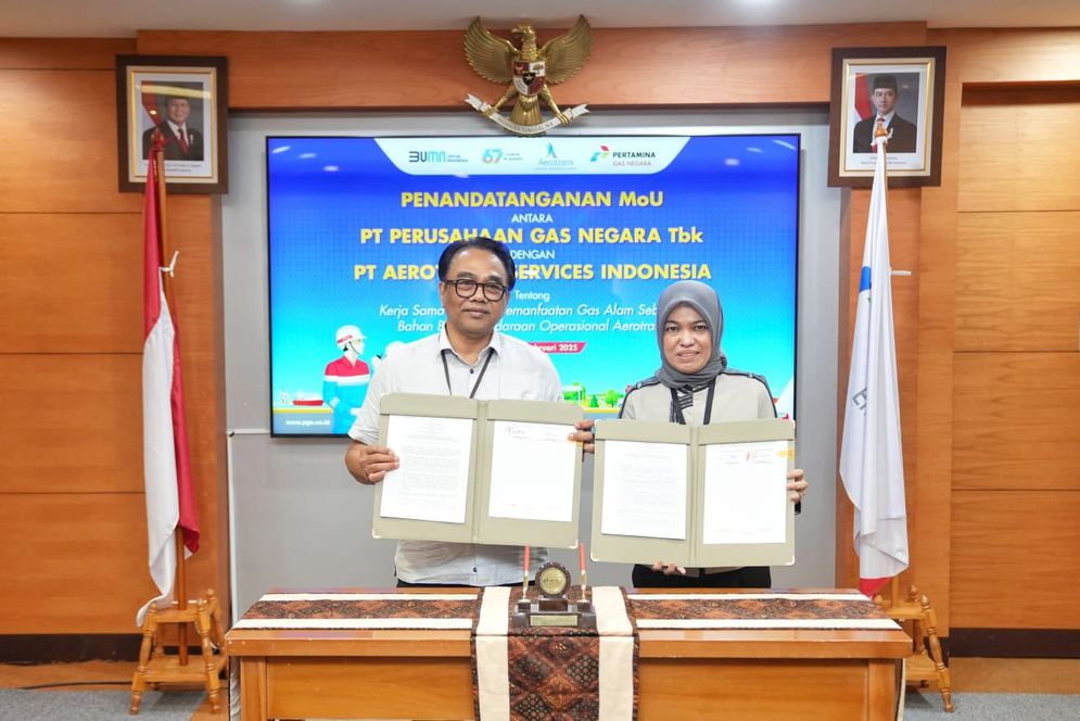 Direktur Strategi dan Pengembangan Bisnis PGN Rosa Permata Sari dan irektur PT Aerotrans Services Indonesia, Kadek Bayu Temaja menandatangani Nota Kesepahaman kerja sama pemanfaatan gas bumi untuk kendaraan operasional Aerotrans, (5/2/2025)