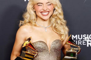 Sabrina Carpenter membawa pulang dua penghargaan GRAMMY untuk Best Pop Solo Performance dan Best Pop Vocal Album.
