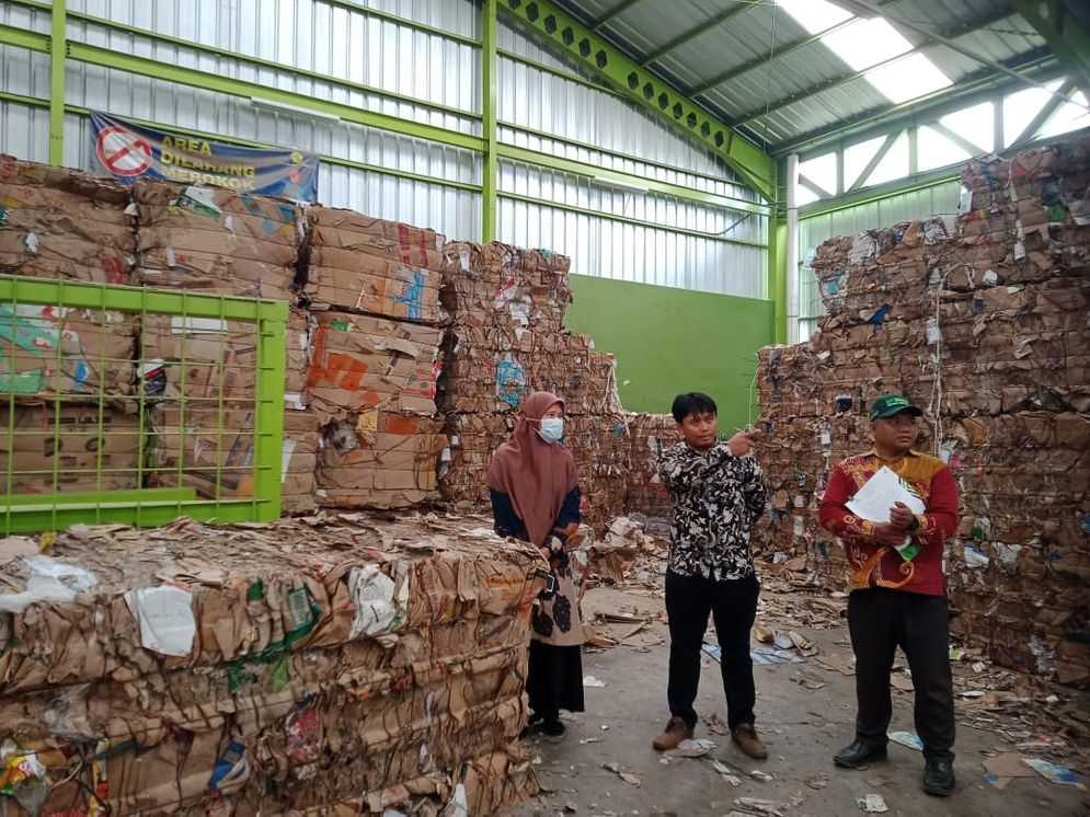 BPS Kabupaten Pringsewu bekerja sama dengan PT Citra Sarana Kreasindo (CSK) untuk melakukan pemusnahan arsip pemerintahan melalui metode daur ulang limbah kertas..jpeg