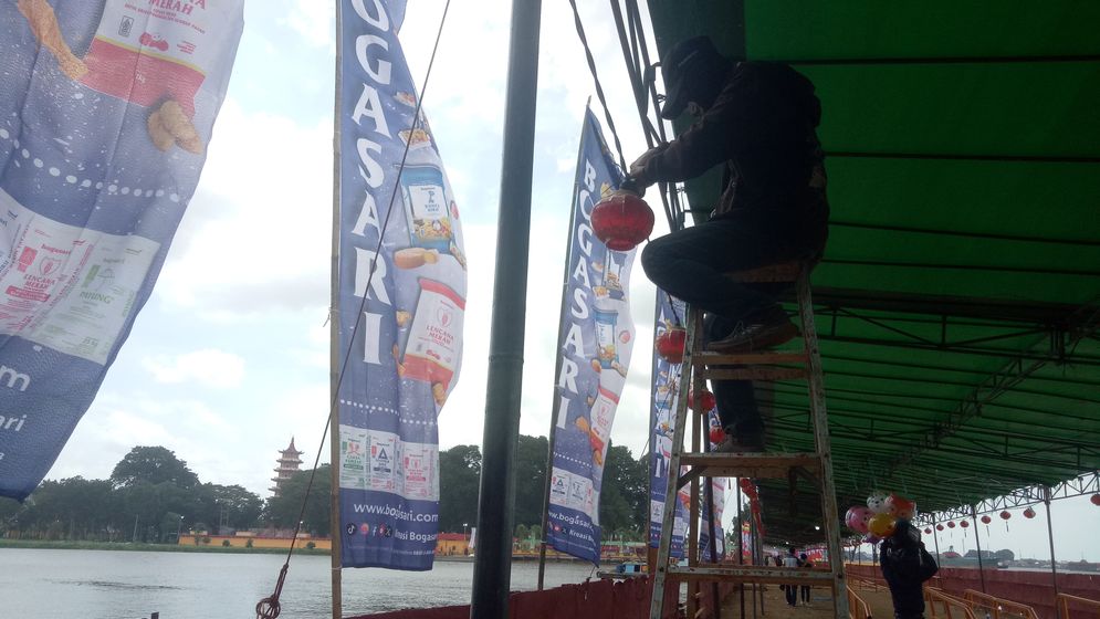 Jembatan poton menuju Pulau Kemaro dipasang lampion untuk meriahkan Cap Go Meh, Sabtu (08/02/2025). 