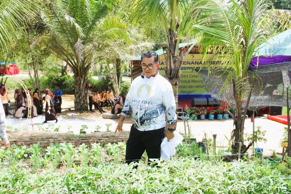 Pj Gubernur Kaltim Akmal Malik di depan greenhouse karya siswa SMK Al Jabar Nur Samboja.