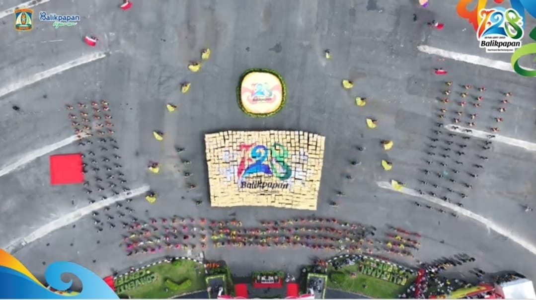 Tari kolosal membentuk formasi HUT ke-128 Kota Balikpapan.