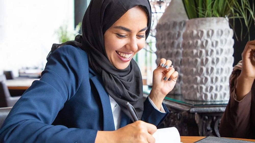 Ilustrasi perempuan bekerja menggunakan hijab.