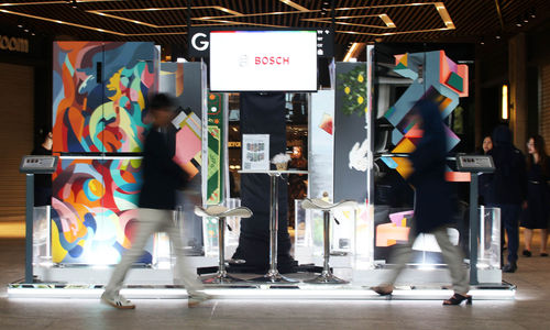 Nampak pengunjung tengah mengamati kulkas yang dikustomisasi menjadi karya seni di Mall ASHTA , Jakarta. 
Bosch Home Appliances meluncurkan inisiatif sosial bertajuk Art for Impact #LikeABosch: An Auction to Support Childhood Cancer for YKAI untuk dukung perjuangan anak-anak penderita kanker di Indonesia. Senin 10 Februari 2025. Foto : Panji Asmoro/TrenAsia