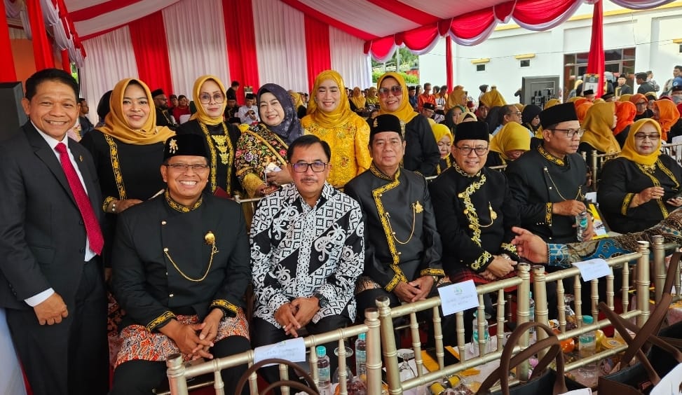 Menghadiri upacara peringatan HUT ke-128 Kota Balikpapan.