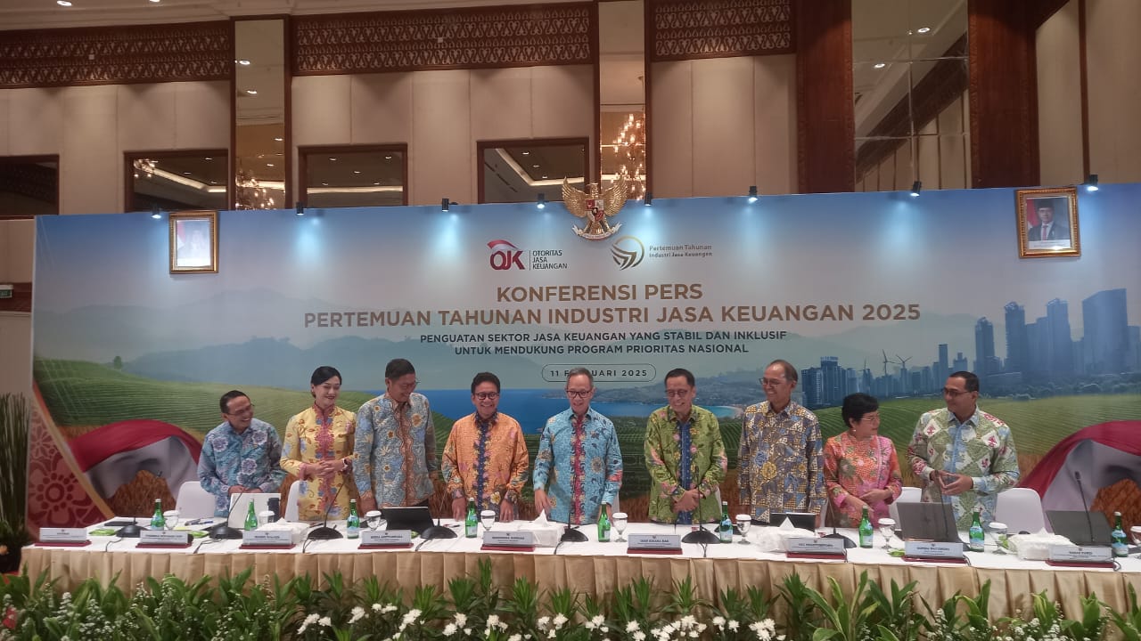 Jajaran Dewan Komisioner Otoritas Jasa Keuangan (OJK) dalam Konferensi Pers Pertemuan Tahunan Industri Jasa Keuangan (PTIJK) 2025 di Jakarta, Selasa, 11 Februari 2025.