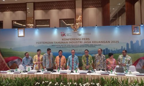 Jajaran Dewan Komisioner Otoritas Jasa Keuangan (OJK) dalam Konferensi Pers Pertemuan Tahunan Industri Jasa Keuangan (PTIJK) 2025 di Jakarta, Selasa, 11 Februari 2025.