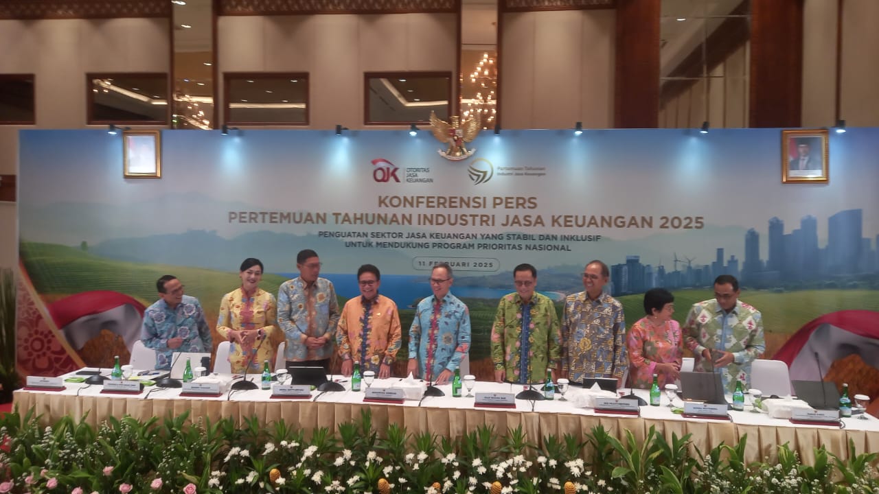 Jajaran Dewan Komisioner Otoritas Jasa Keuangan (OJK) di Konferensi Pers Pertemuan Tahunan Industri Jasa Keuangan (PTIJK) di Jakarta, Selasa, 11 Februari 2025.