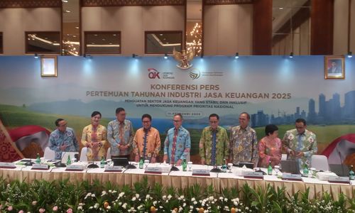 Jajaran Dewan Komisioner Otoritas Jasa Keuangan (OJK) di Konferensi Pers Pertemuan Tahunan Industri Jasa Keuangan (PTIJK) di Jakarta, Selasa, 11 Februari 2025.