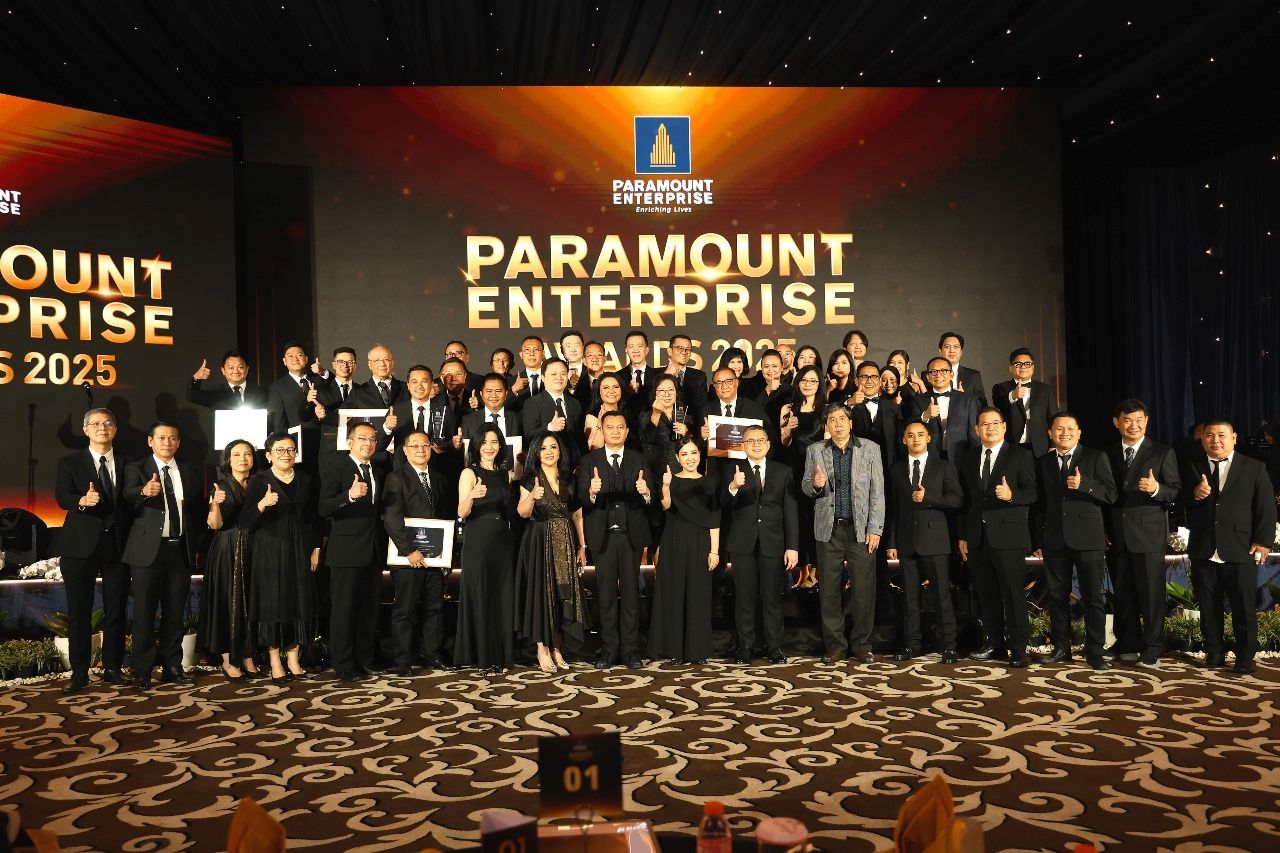 Jajaran Direksi dan Manajemen PT Paramount Enterprise International bersama para Pemenang Paramount Enterprise Awards 2025, pada hari Senin, 10 Februari 2025 di Grand Ballroom Atria Hotel Gading Serpong, Tangerang - Banten.