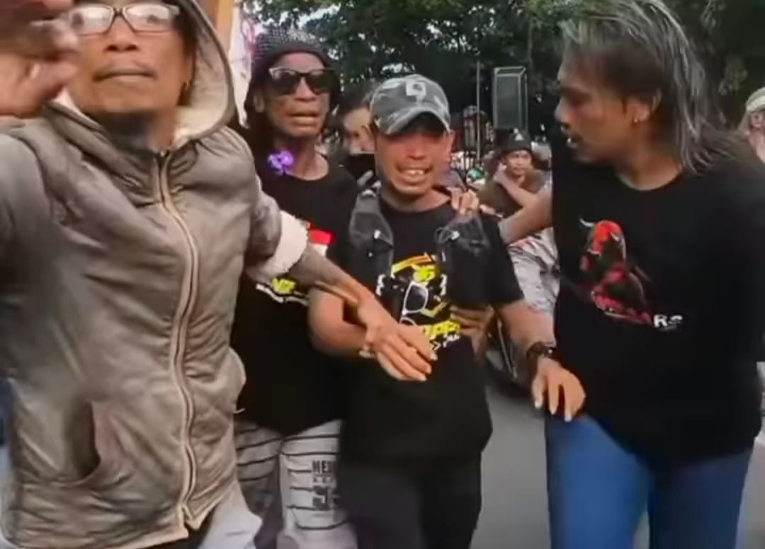 Daeng Anpes, live jalan kaki Makasar Manado disambut antusias warga saat tiba di tugu Zero Point. (Foto:Mike)