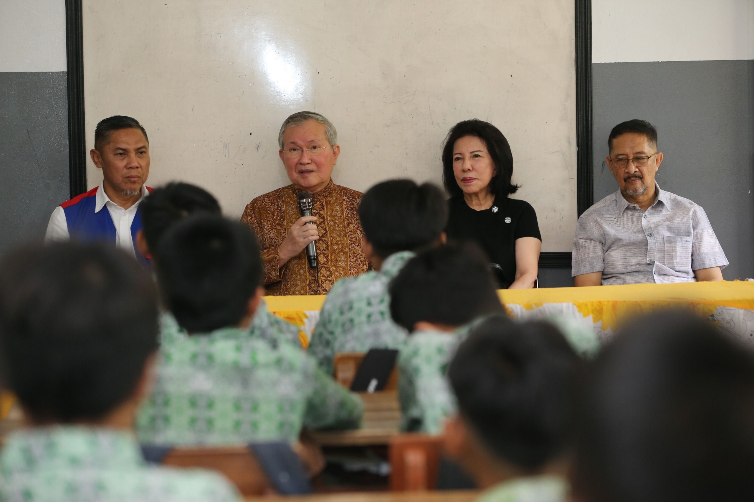 Pendiri Agung Podomoro Group Trihatma Kusuma Haliman mengunjungi dan bercengkerama bersama para siswa Yayasan Pendidikan dan Sosial Hikmatus Sholawat di kawasan Vimala Hills Villa & Resort, Ciawi, Bogor, pada Rabu (12/2/2025).

Penyerahan bantuan kepada para siswa di Yayasan Pendidikan dan Sosial Hikmatus Sholawat merupakan bukti komitmen Agung Podomoro terhadap peningkatan kualitas sumber daya manusia dan kesejahteraan sosial khususnya bagi masyarakat sekitar kawasan pengembangan proyek properti Agung Podomoro, khususnya di Vimala Hills Villa & Resort, di Ciawi, Bogor.