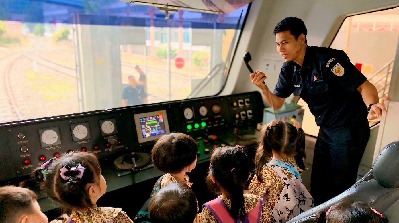 Edutrain mengajak anak-anak belajar di luar kelas guna mengenal stasiun dan kereta api
