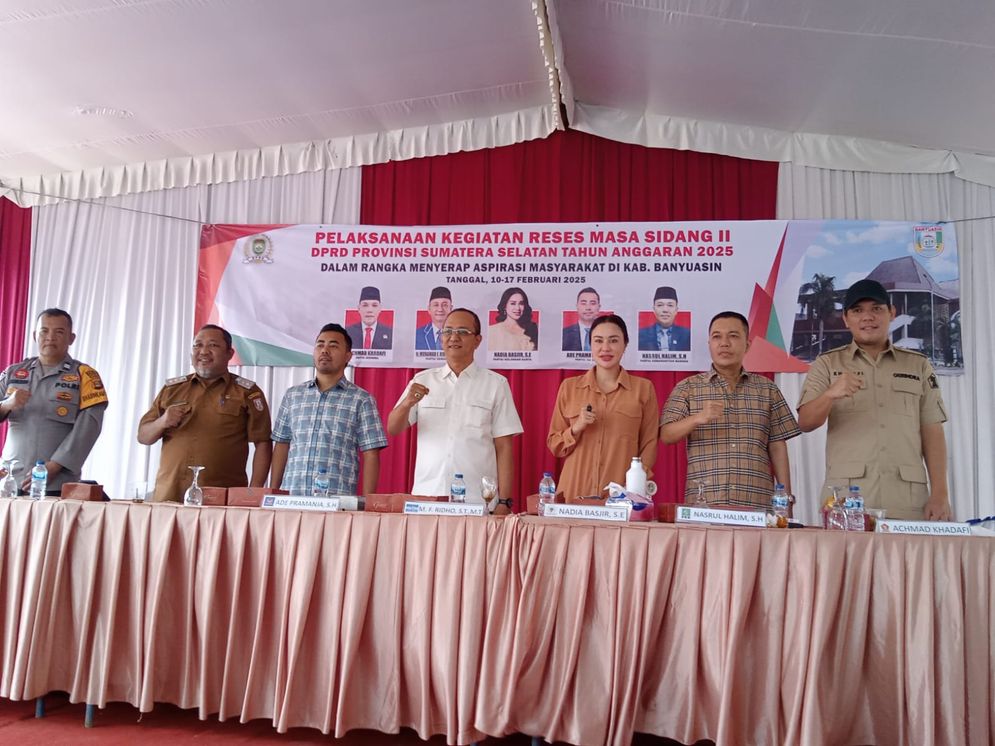 Koordinator Reses Masa Sidang II Dapil X Kabupaten Banyuasin, Ir. MF Ridho ST MT didampingi anggota DPRD Sumsel, Nadia Basjir SE, Achmad Khadafi dan Ade Pramanja SH dan Nasrul Halim SH dan Perangkat Kelurahan Sukajadi saat Reses Masa Sidang II di Griya Alpa Kelurahan Sukajadi Kecamatan Talang Kelapa, Selasa (11/02/2025)