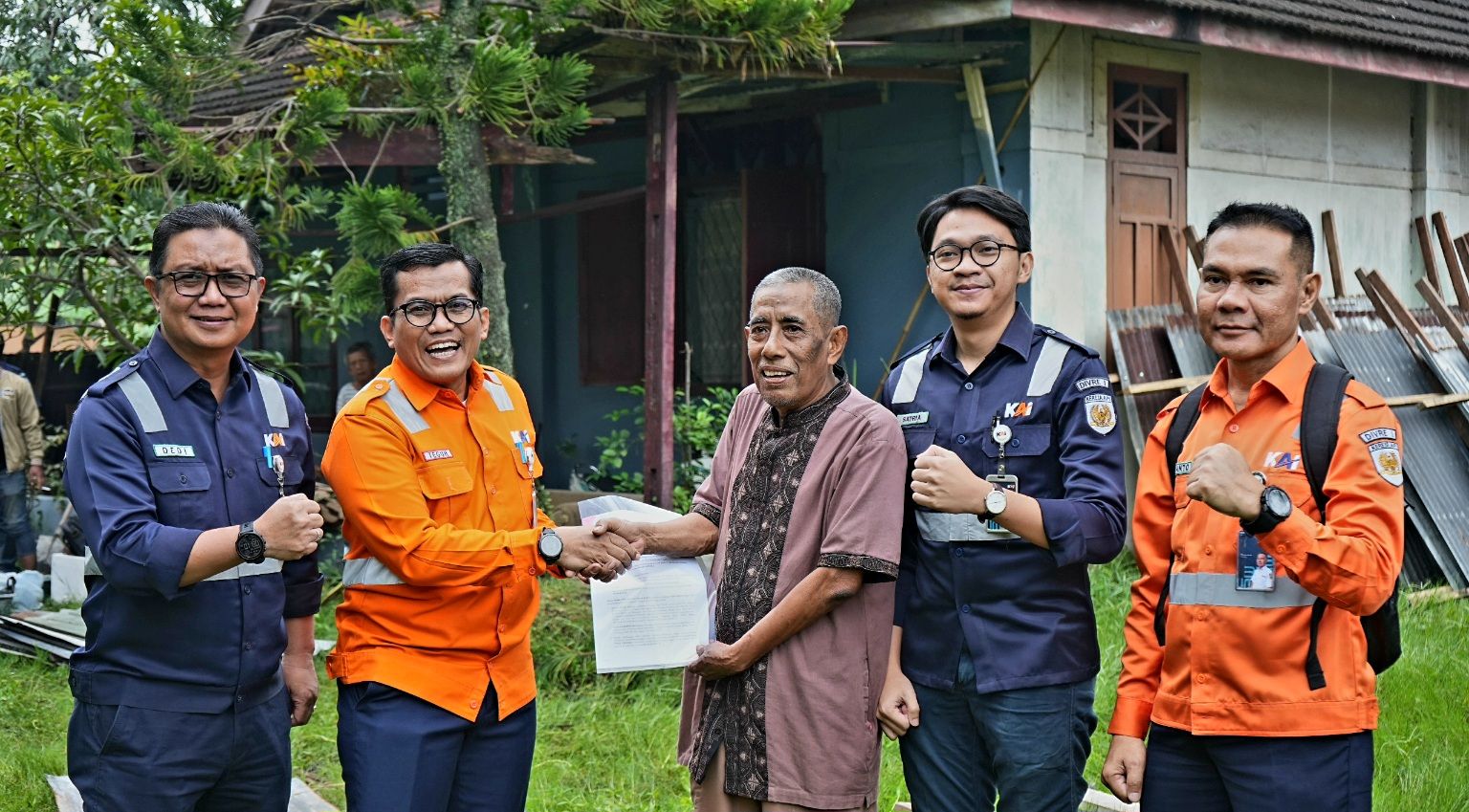 PT KAI (Persero) Divre 1 Sumut kosongkan rumah perusahaan DW 10 di Jalan Bengkel Nomor 10, Kota Medan