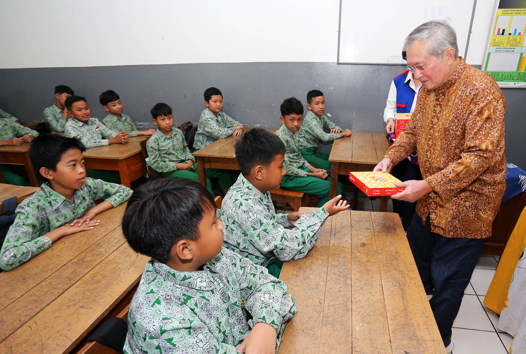 Pendiri Agung Podomoro Group Trihatma Kusuma Haliman mengunjungi dan berbincang dengan para siswa Yayasan Pendidikan dan Sosial Hikmatus Sholawat di kawasan Vimala Hills Villa & Resort, Ciawi, Bogor, Rabu 12 Februari 2025. Foto : Panji Asmoro/TrenAsia