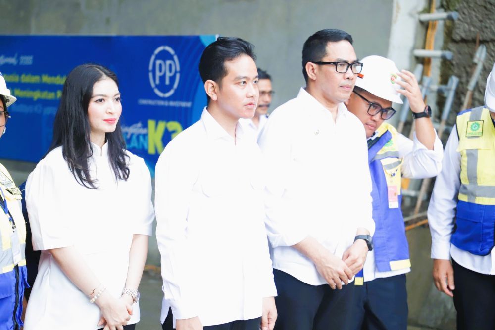 Wapres Gibran Rakabuming Raka didampingi istri, Selvi Ananda dan Wali Kota Samarinda, Andi Harun, mengunjungi proyek Terowongan Samarinda.