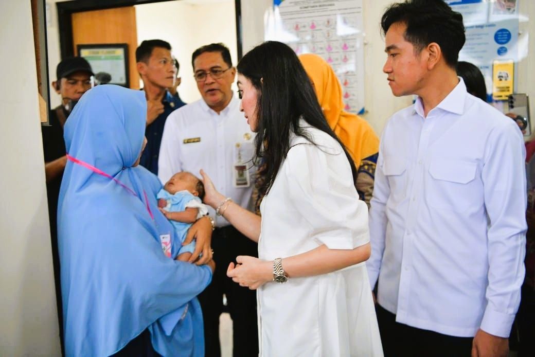 Wakil Presiden RI, Gibran Rakabuming Raka bersama istri, Selvi Ananda, mengunjungi Puskesmas Remaja Kota Samarinda.