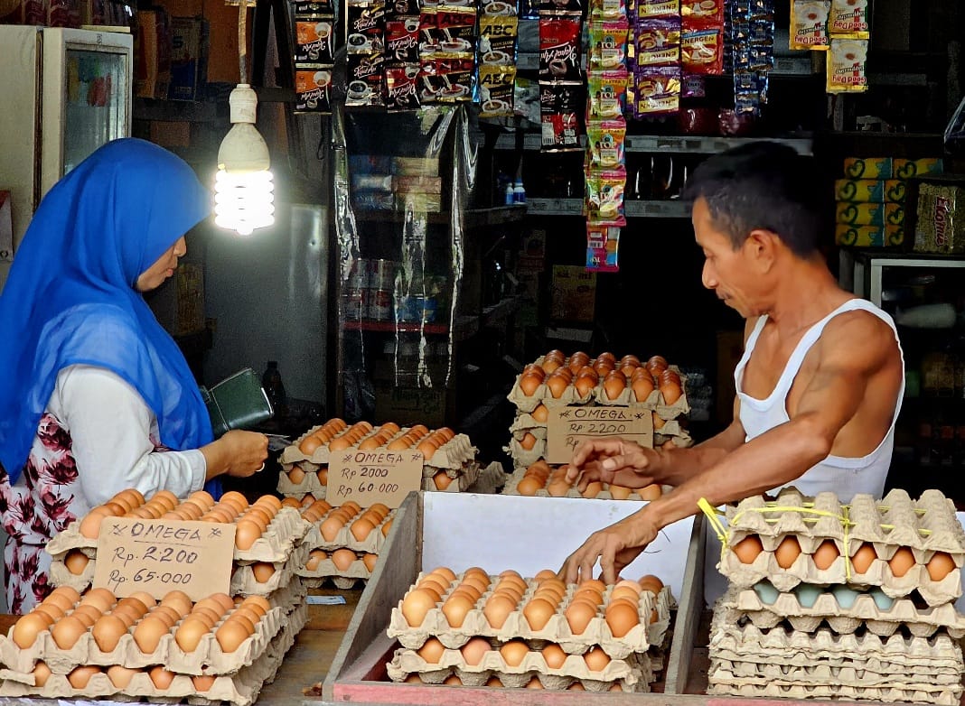 Pemerintah mengimbau masyarakat berbelanja sesuai kebutuhan.