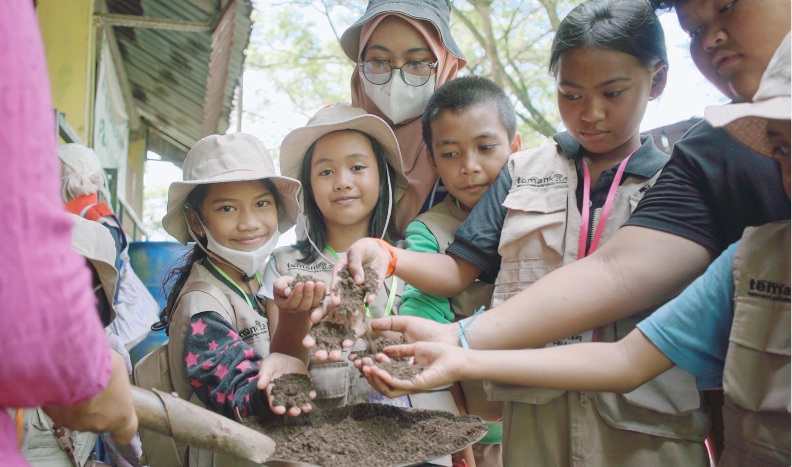 Pelajari Pengolahan Sampah, Anak-anak Ecotrip TPA Manggar