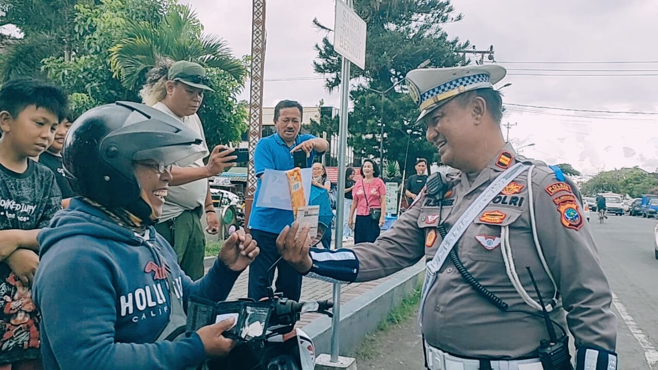 Operasi keselamatan Satlantas Polres Minahasa membagikan permen cokelat kepada pengendara yang tertib berlalu lintas. (Foto: Istimewa)
