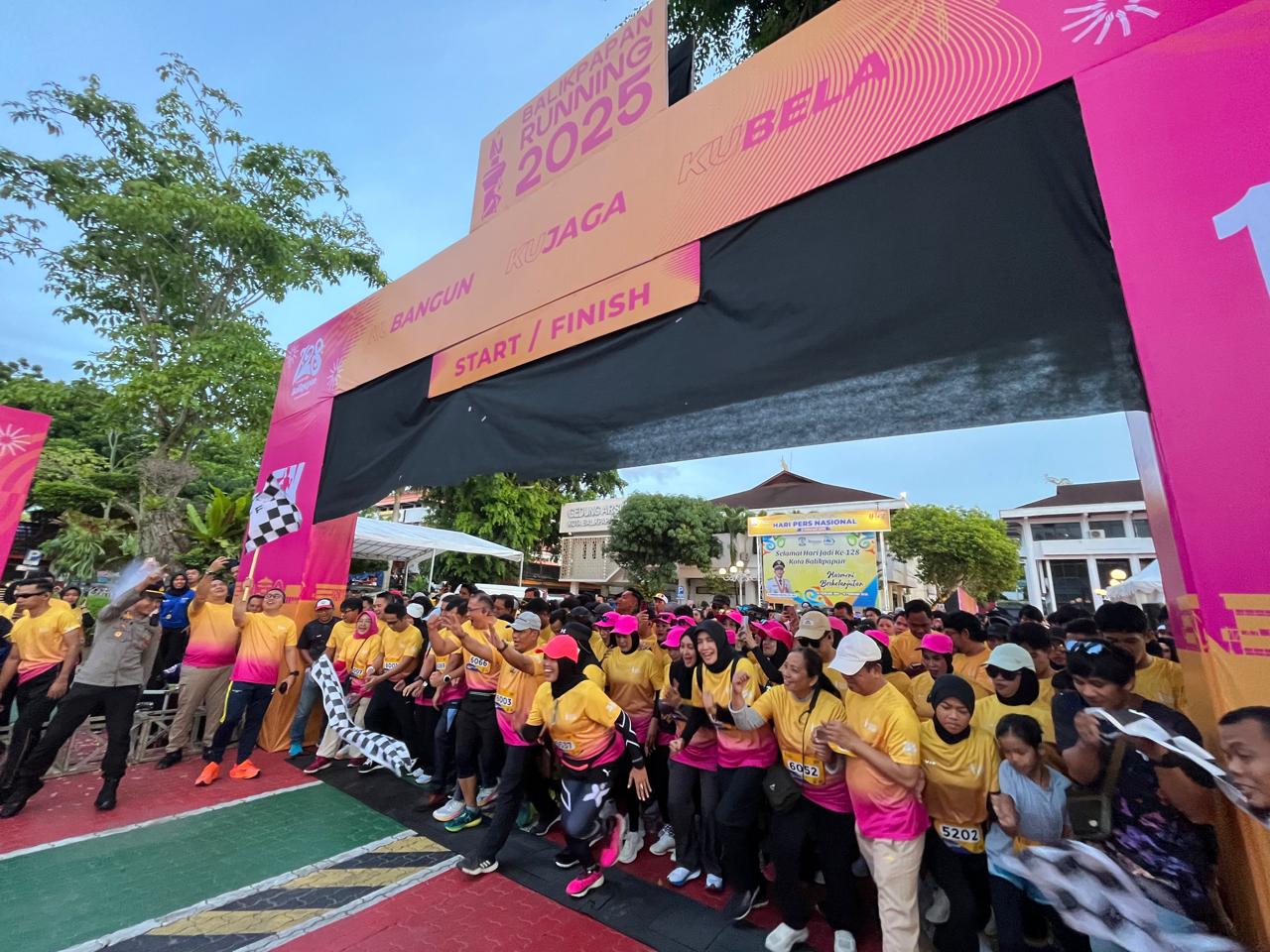 Walikota Balikpapan Rahmad Mas'ud mengibarkan bendera start Balikpapan Running 2025.