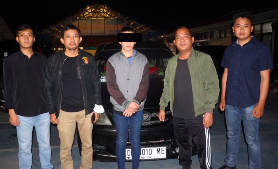 Terduga pelaku pencurian mobil diamankan Polres Minahasa bersama barang bukti. (Foto: Istimewa)