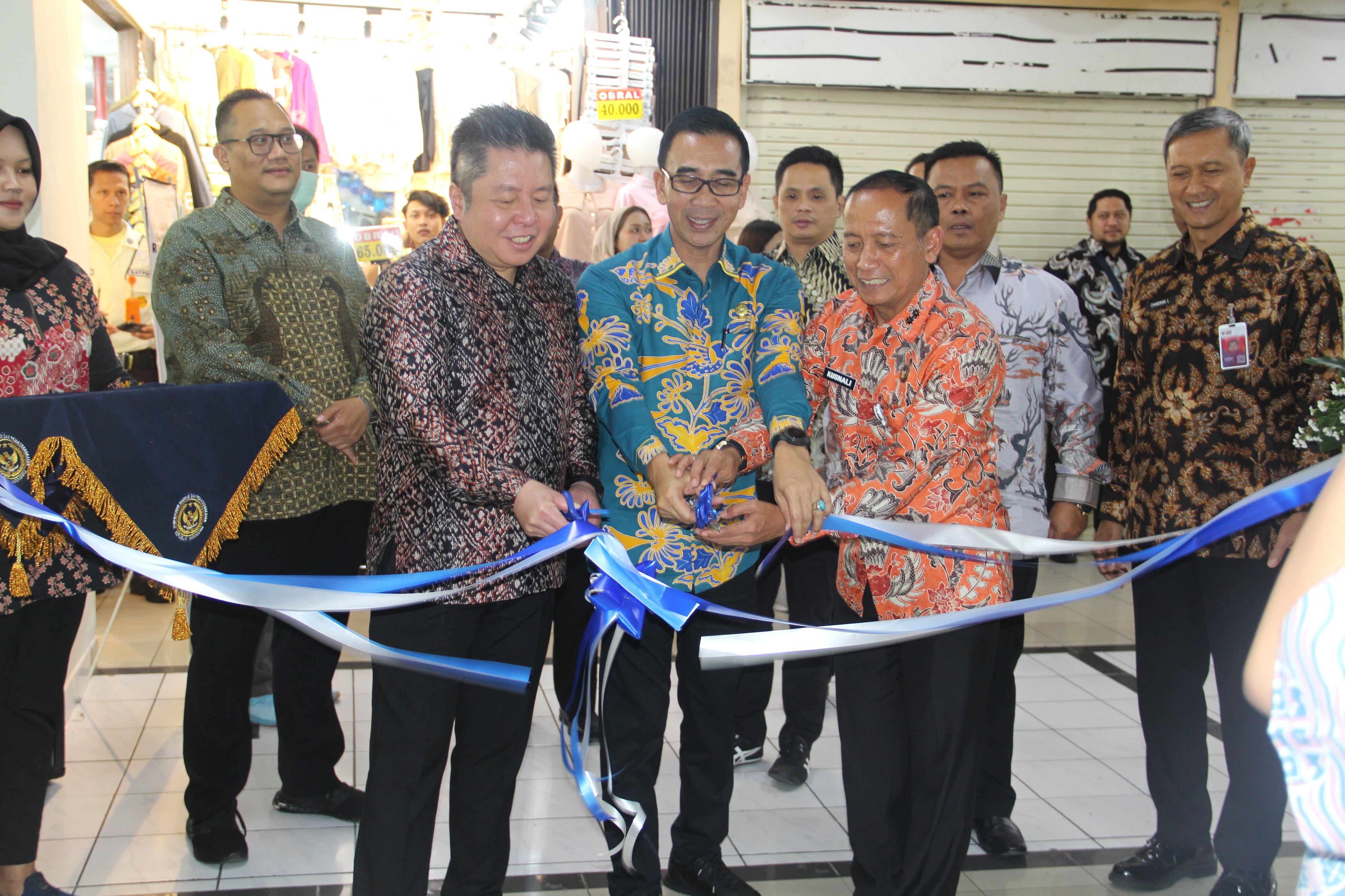Sesditjenpas, Gun Gun Gunawan meresmikan Toko Pojok Karya Warga Binaan Pemasyarakatan. (Foto:Istimewa)