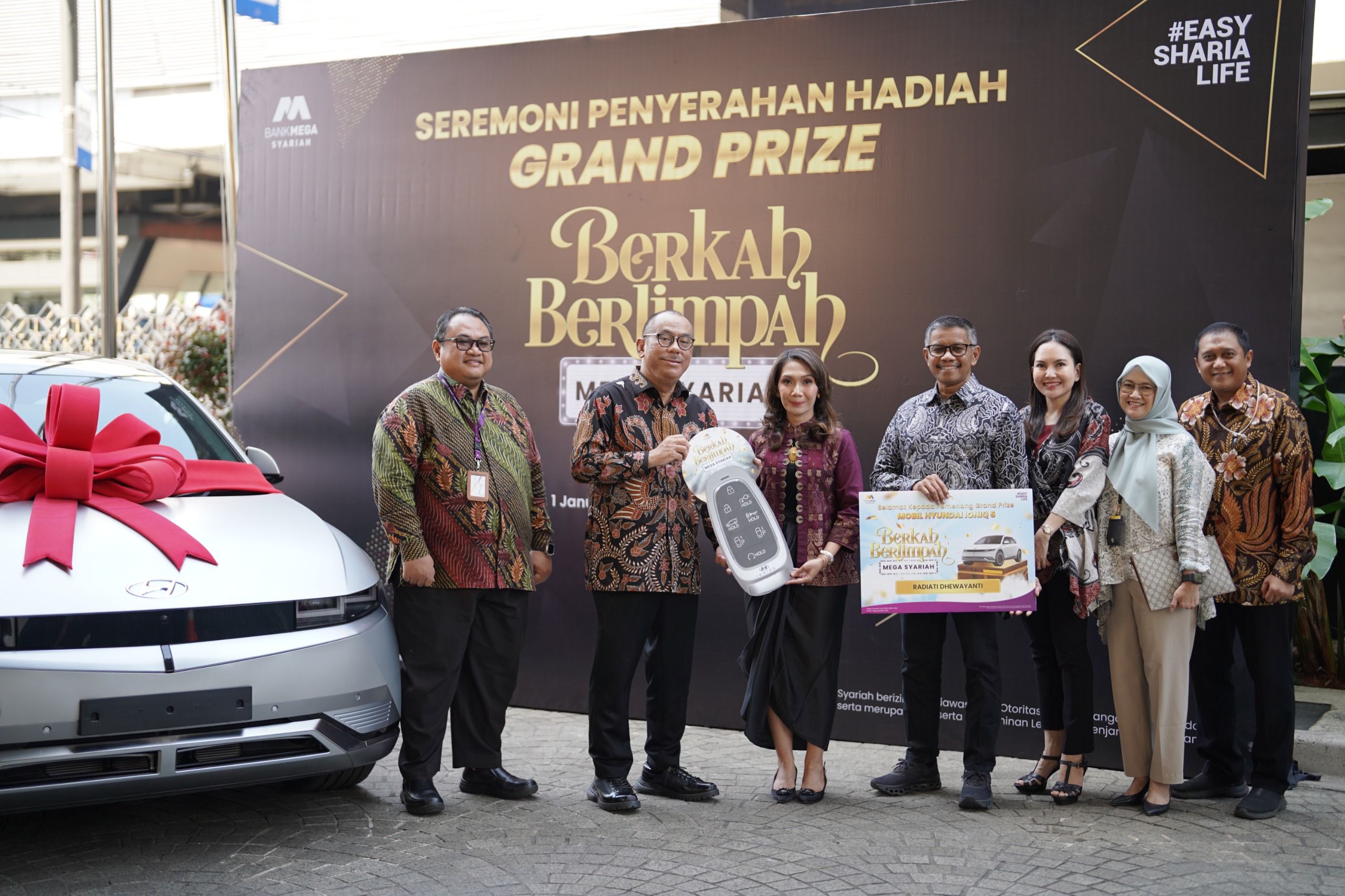 Bank Mega Syariah memberikan apresiasi kepada nasabah setia melalui Program Berkah Berlimpah Mega Syariah (BBM). Dalam tahap Grand Prize kali ini, seorang nasabah beruntung berhasil membawa pulang hadiah utama berupa satu unit mobil listrik Hyundai Ioniq 5.