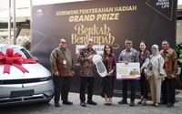 Bank Mega Syariah memberikan apresiasi kepada nasabah setia melalui Program Berkah Berlimpah Mega Syariah (BBM). Dalam tahap Grand Prize kali ini, seorang nasabah beruntung berhasil membawa pulang hadiah utama berupa satu unit mobil listrik Hyundai Ioniq 5.