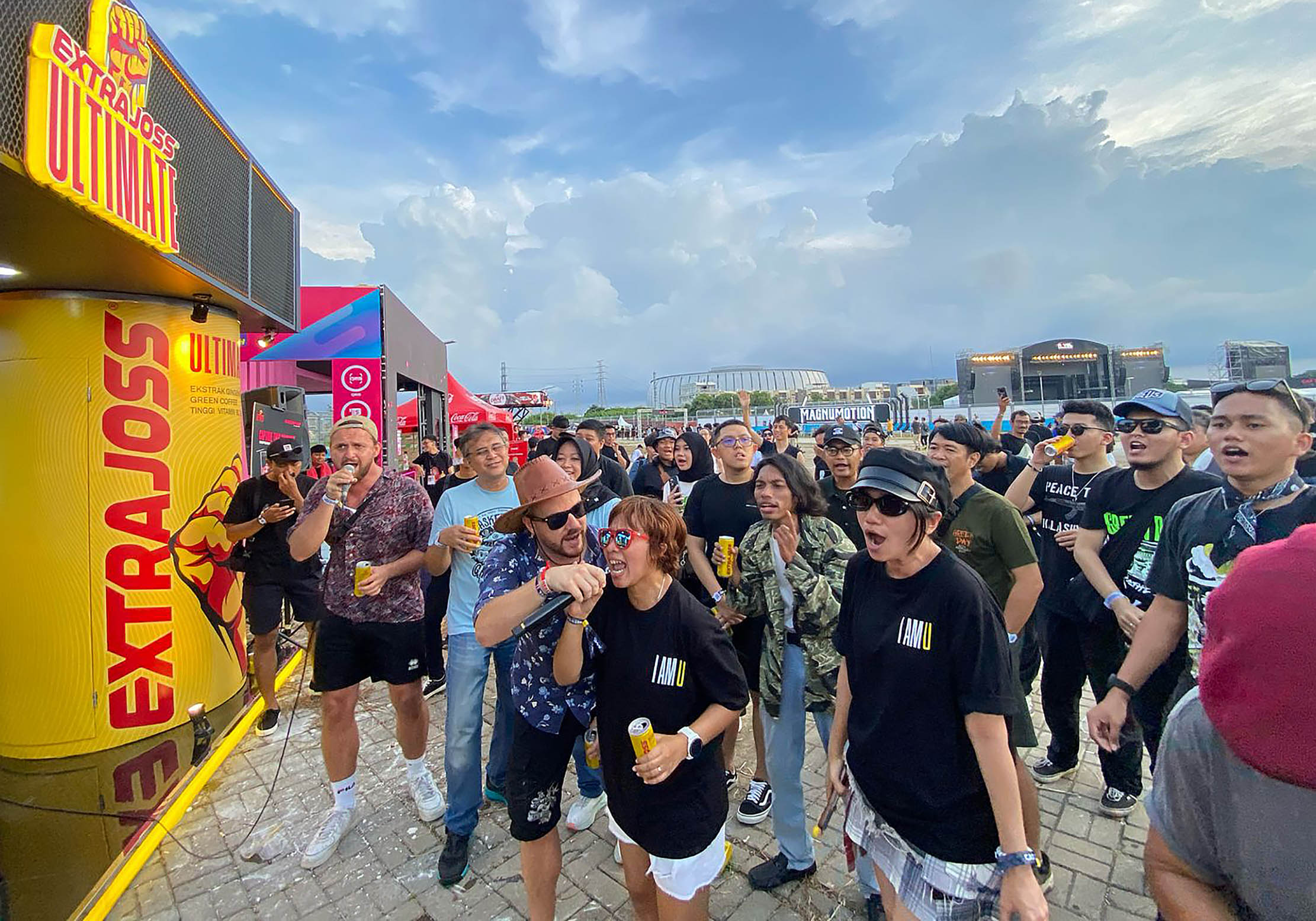 Keseruan aktifitas para penonton di booth Extra Joss jelang penampilan konser Green Day Living Legend yang berlangsung di kawasan Ancol. Foto : Panji Asmoro/TrenAsia