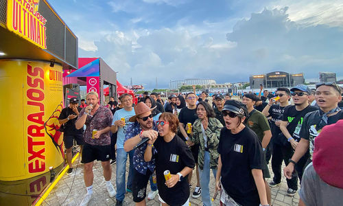 Keseruan aktifitas para penonton di booth Extra Joss jelang penampilan konser Green Day Living Legend yang berlangsung di kawasan Ancol. Foto : Panji Asmoro/TrenAsia