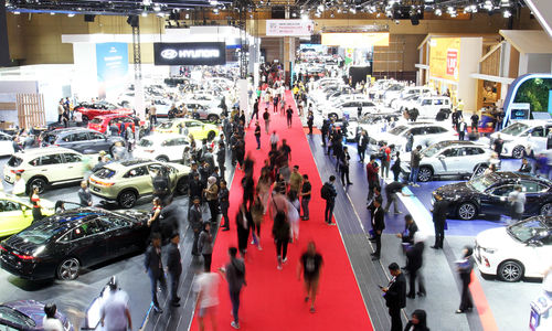 Pengunjung melihat mobil di sejumlah stan pada Indonesia International Motor Show (IIMS) 2025 di JIExpo Kemayoran, Jakarta. Pameran otomotif tahunan tersebut diikuti 31 merek mobil dan 25 merek sepeda motor dengan sejumlah produk unggulannya yang akan meramaikan pasar otomotif Indonesia dan ditargetkan mencapai transaksi sebesar Rp6,7 triliun. Foto : Panji Asmoro/TrenAsia