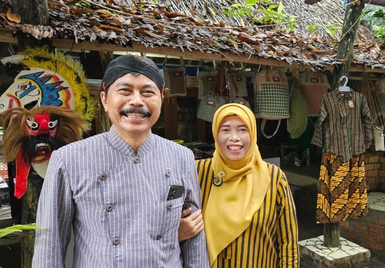 Dr Surata bersama sang istri Sumiyati di depan kios baju Jawanya di Taman Pringgondani Teritip.