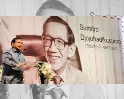 Prabowo Subianto berpidato di acara mengenang almarhum Sumitro Djojohadikusumo pada tahun 2001.