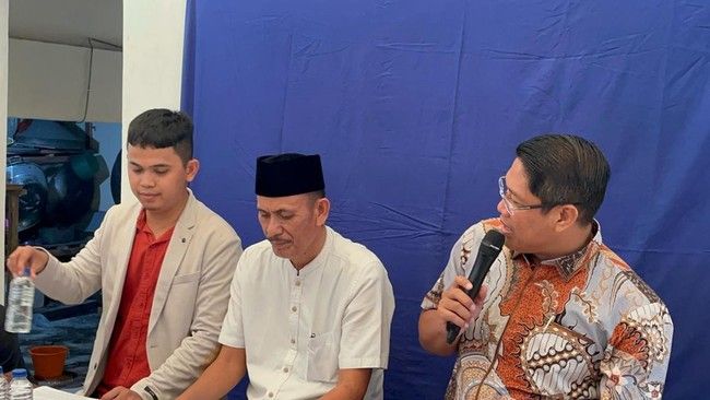 Kades Kohod, Arsin (tengah) tampil ke publik setelah menghilang hampir sebulan usai kasus pagar laut. 