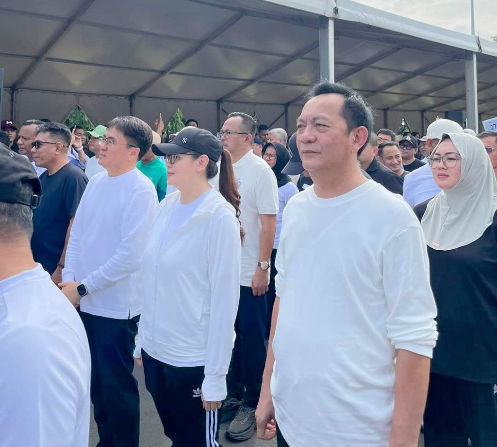 Caroll Senduk dan Sendy Rumajar berkumpul di Monas dalam rangka arahan Kemendagri terkait pelantikan. (Foto:Istimewa)