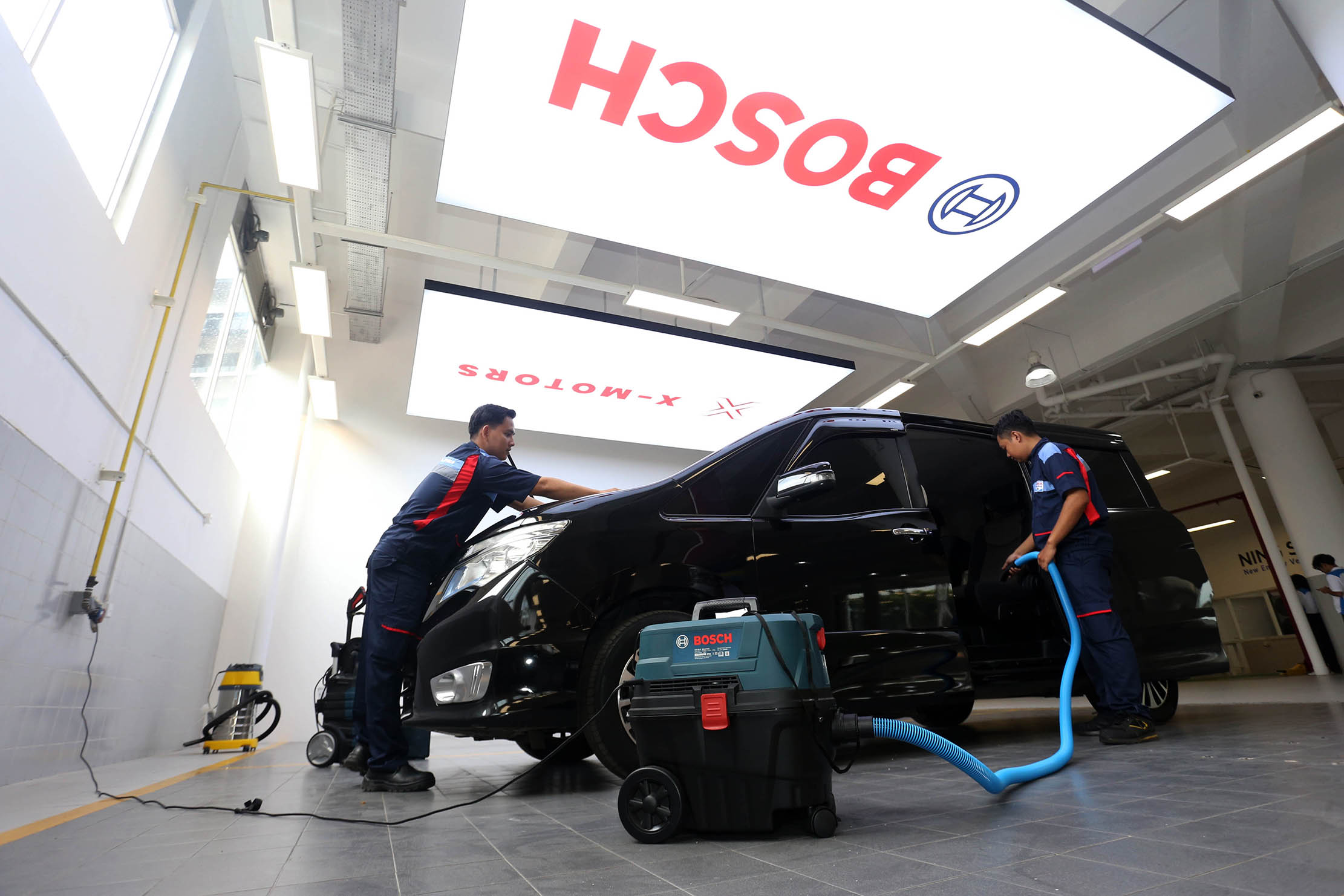 Bosch Indonesia dan PT XMotors International Group hadirkan jaringan bengkel berkualitas tinggi di Indonesia. Bosch Car Service siap melayani semua jenis kendaraan, baik konvensional maupun listrik, dengan layanan berkualitas tinggi dan telah dipercaya oleh CATL, produsen baterai kendaraan listrik terbesar, sebagai pusat perbaikan baterai kendaraan listrik tegangan tinggi di Indonesia. Foto : Panji Asmoro/TrenAsia