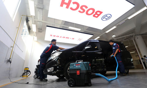 Bosch Indonesia dan PT XMotors International Group hadirkan jaringan bengkel berkualitas tinggi di Indonesia. Bosch Car Service siap melayani semua jenis kendaraan, baik konvensional maupun listrik, dengan layanan berkualitas tinggi dan telah dipercaya oleh CATL, produsen baterai kendaraan listrik terbesar, sebagai pusat perbaikan baterai kendaraan listrik tegangan tinggi di Indonesia. Foto : Panji Asmoro/TrenAsia