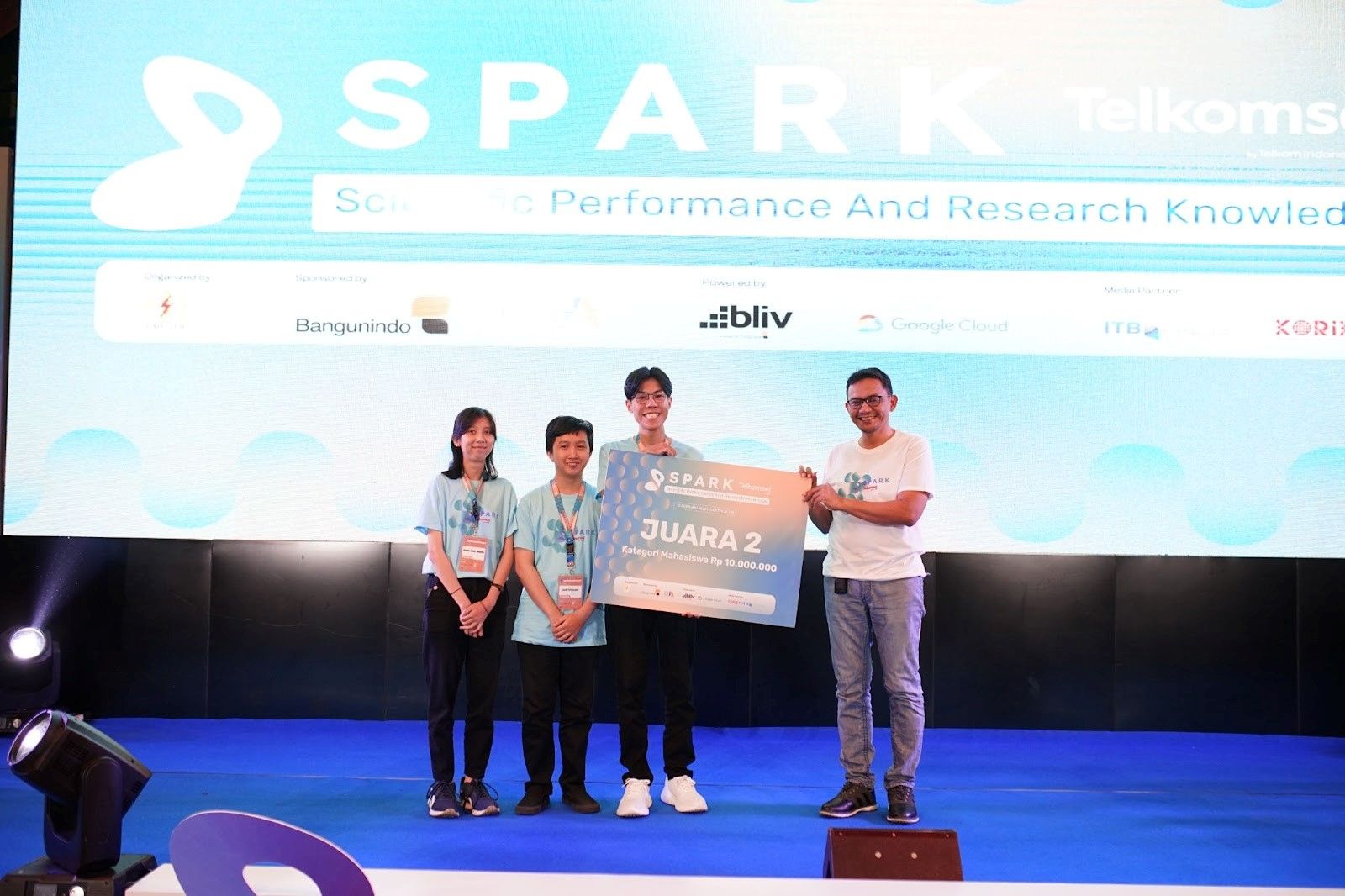 Mahasiswa UKDW Raih Juara 2 SPARK Telkomsel 2025 – Datathon Competition