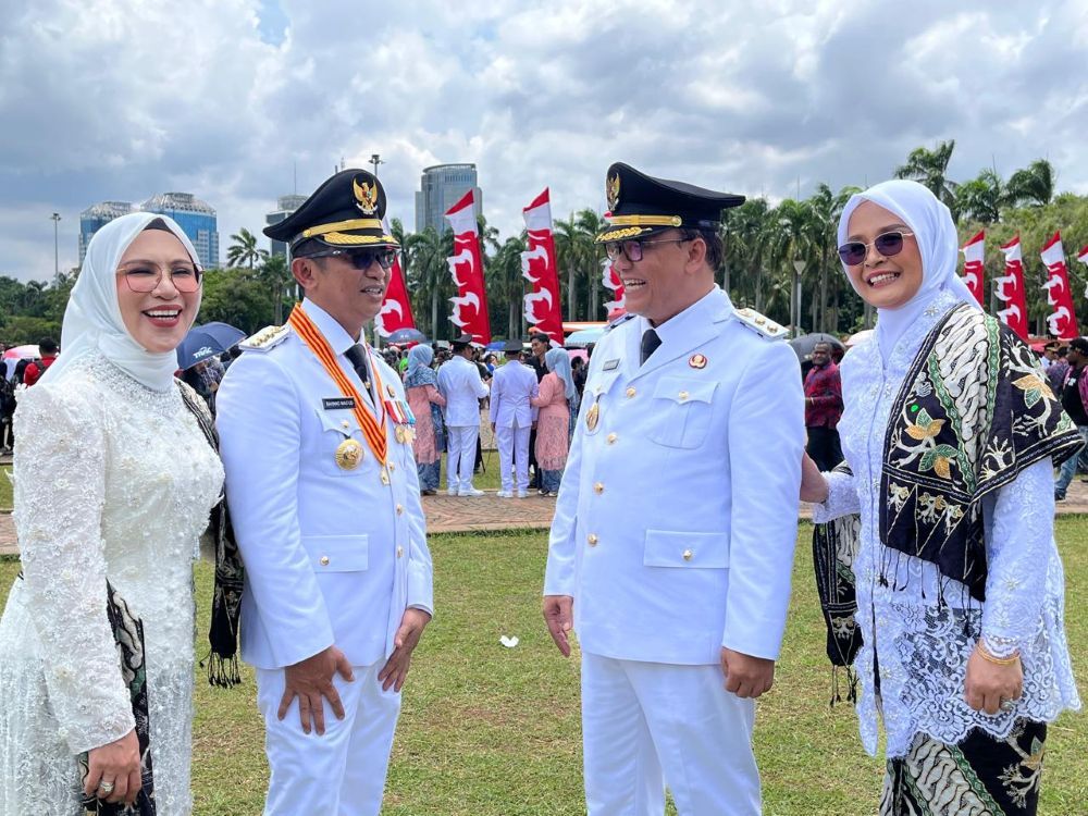 Walikota Balikpapan Rahmad Mas'ud dan Wakil Wali Kota Balikpapan Bagus Sesetyo bersama istri, usai pelantikan di Istana Negara, Jakarta, Kamis (20/2/2025).