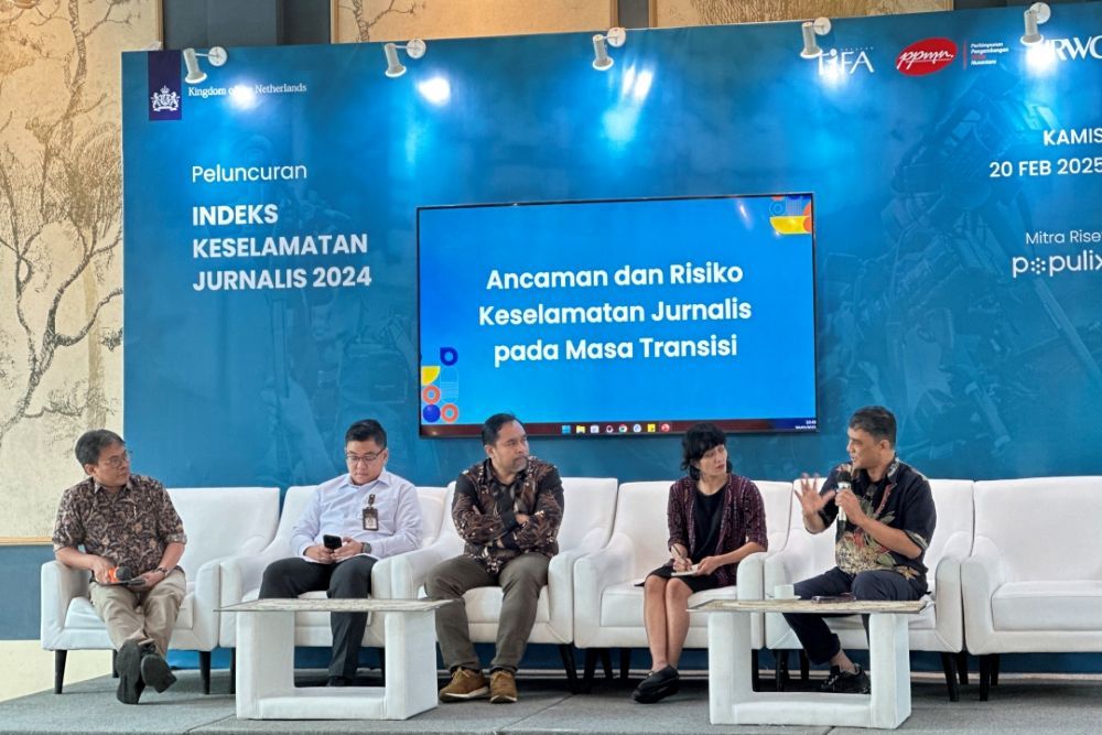 Bincang Keamanan Jurnalis
(dari kiri) Abdul Manan, Jurnalis Senior Tempo, memoderatori diskusi panel tentang
ancaman dan risiko keselamatan jurnalis di masa transisi bersama Noudhy Valdryno,
Deputi II Bidang Diseminasi dan Media Informasi Kantor Komunikasi Kepresidenan; Wahyu
Dhyatmika, Ketua Umum Asosiasi Media Siber Indonesia; Anastasia Ika, Editor Floresa; dan
Bayu Wardhana; Sekretaris Jenderal Aliansi Jurnalis Independen; dalam acara peluncuran
Indeks Keselamatan Jurnalis 2024 di Jakarta, Kamis (20/2/2025).