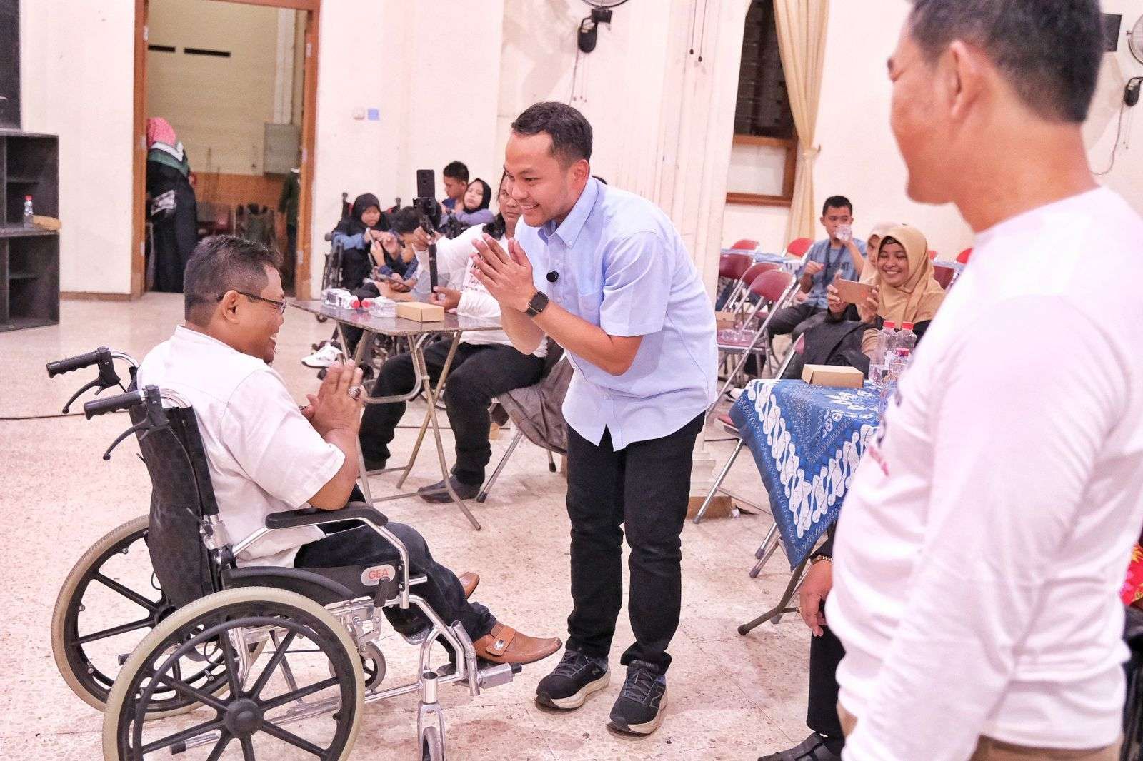 Respati Ardi saat berinteraksi dengan kalangan disabilitas di Solo beberapa waktu lalu. 